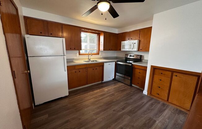 2 beds, 1 bath, $1,550, Unit 3876 3rd Ave