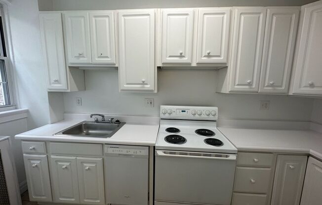 1 bed, 1 bath, 985 sqft, $1,485, Unit New King Edward  604