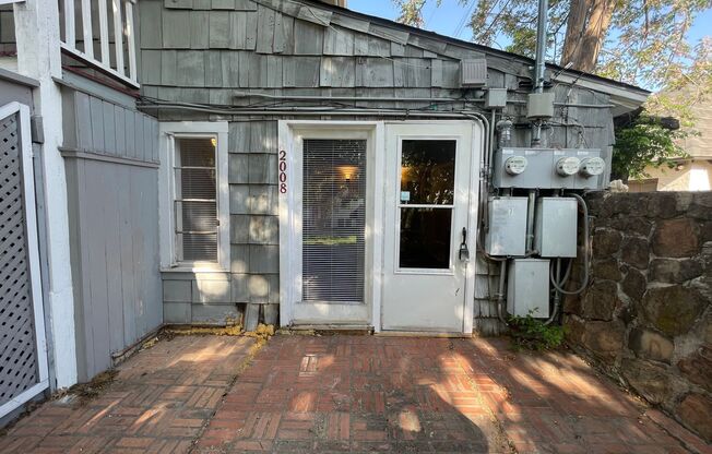 ((1/2 May's Rent)) Cozy 1 Bedroom 1 Bath  Downstairs Unit Ready for Move-in ~ Fantastic Fort Worth Location ~ Spacious Bedroom ~ Walk In Shower ~