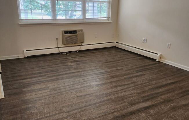 2 beds, 1 bath, 878 sqft, $1,305, Unit WY19005