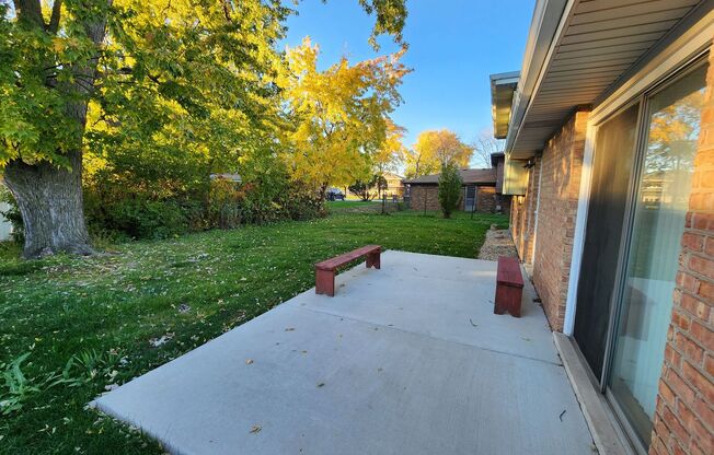 Welcome to the heart of South Holland’s Central District, where quiet charm meets everyday convenience.