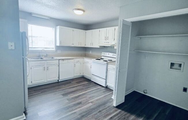 2 beds, 1.5 baths, 880 sqft, $995, Unit 411