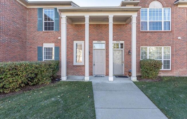 GORGEOUS COMMERCE TOWNSHIP 2 BED/2 BATH MOVE IN READY CONDO!