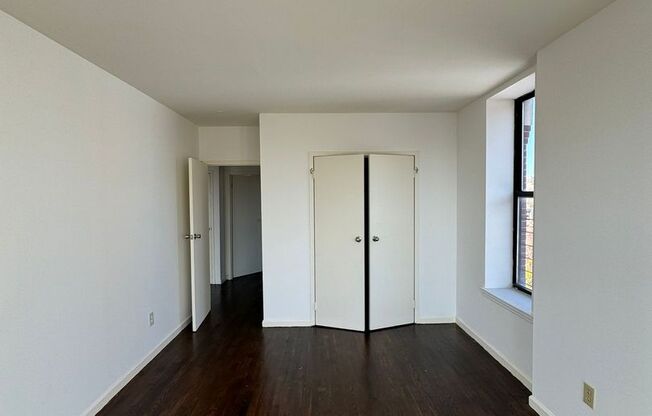 2 beds, 1 bath, $2,900, Unit 5B