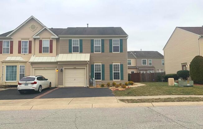 Beautiful 3bd 2/2bth duplex with attached garage.