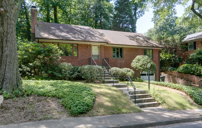 Charming 3-Bedroom, 2-Bathroom Home in North Arlington