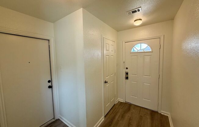Nicely Refreshed 3-Bed 2.5-Bath Townhome inside Loop 1604 Converse!