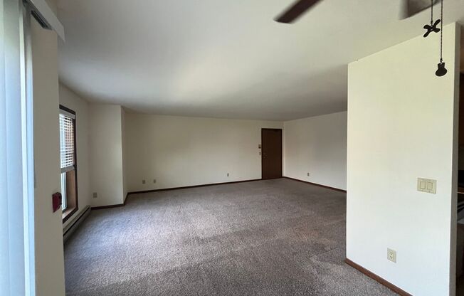 2 beds, 1 bath, 950 sqft, $1,650, Unit 7701RD