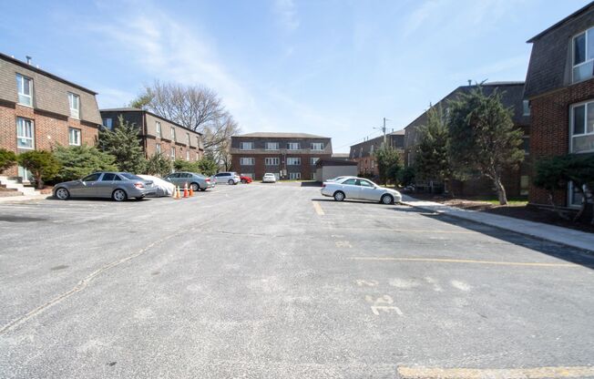 2 beds, 1 bath, 784 sqft, $1,100, Unit 1802 3E