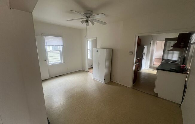 3 beds, 1 bath, $1,195, Unit 1822