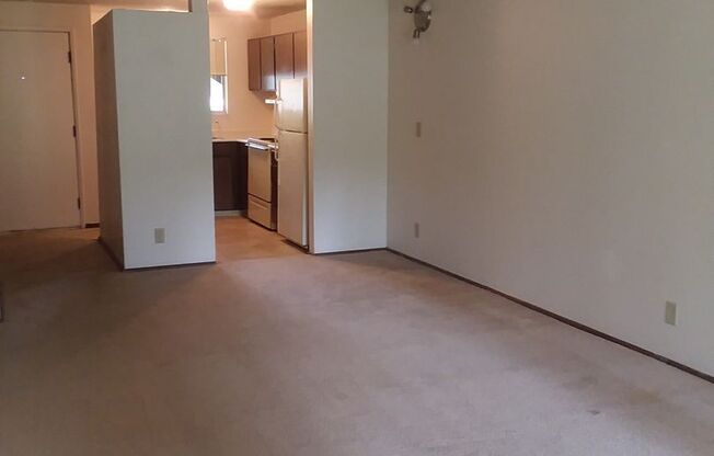 2 beds, 1 bath, 824 sqft, $1,295, Unit 61