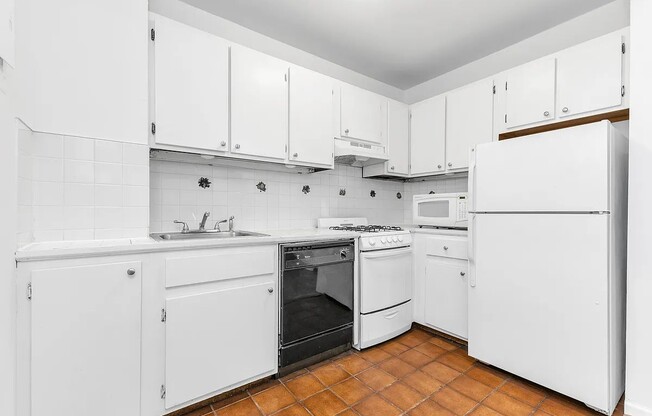 2 beds, 1 bath, $4,500, Unit 3J