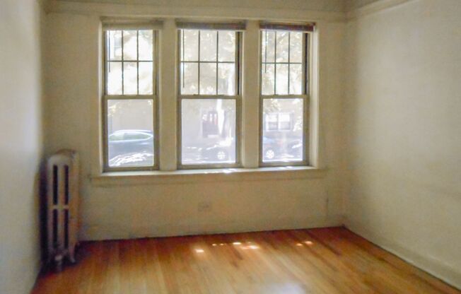 3 beds, 1 bath, 1,005 sqft, $2,400, Unit 1934-1
