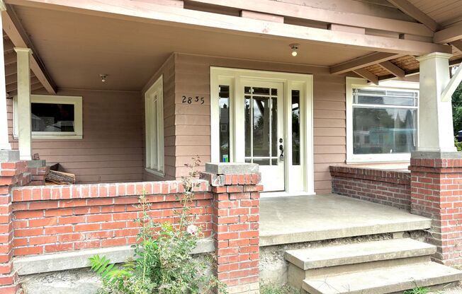 Historic Milwaukie 3 bedroom bungalow with Hardwood and fully fenced yard