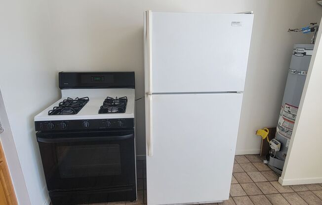 2 beds, 1 bath, $2,600, Unit D