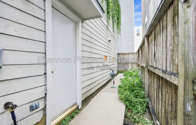 2 beds, 1.5 baths, 1,230 sqft, $2,075