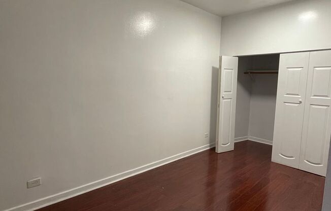 3 beds, 1 bath, $2,000, Unit 3F