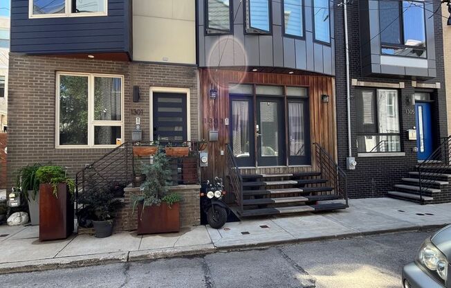 Spacious 3 Bedroom Home + Roof Deck in the Heart of Point Breeze