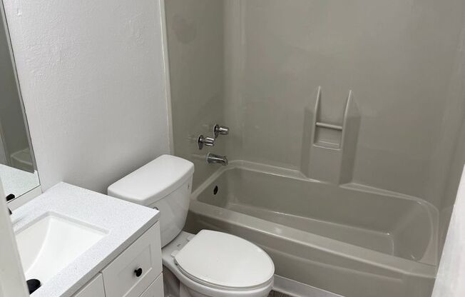 2 beds, 1 bath, 900 sqft, $2,150, Unit #04