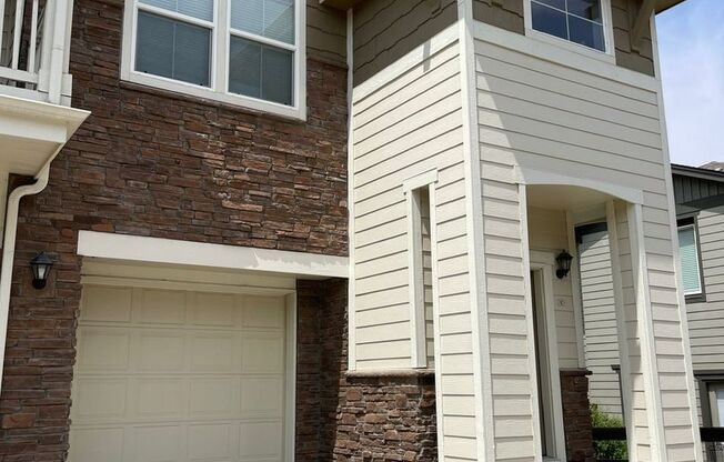 Gorgeous 3 Bed / 2.5 Bath Townhome, 1 Car Garage, Pets Neg