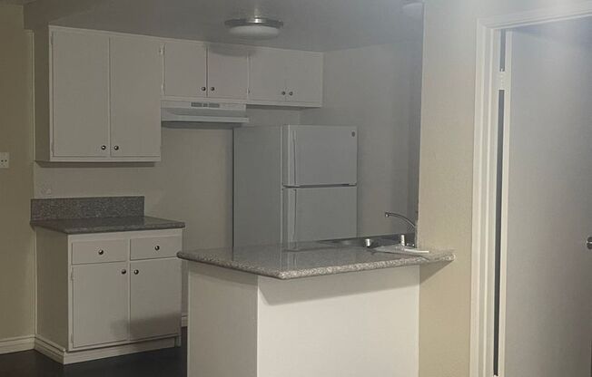 2 beds, 1 bath, $2,150, Unit 39