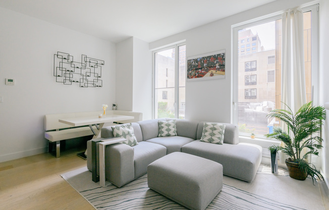 215 W 28 ST