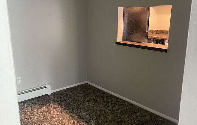 3 beds, 1.5 baths, 875 sqft, $1,295, Unit C11