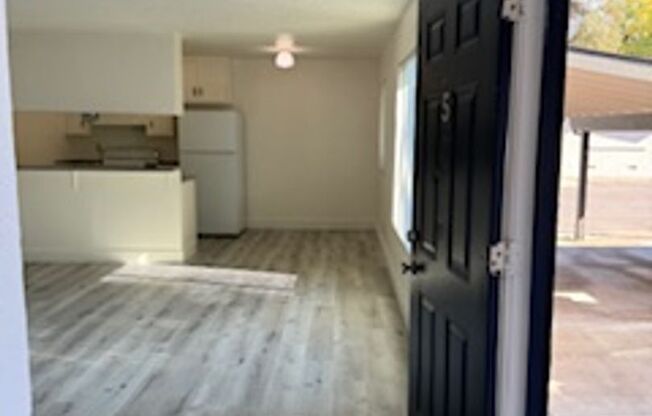 2 beds, 1 bath, $1,375, Unit 15