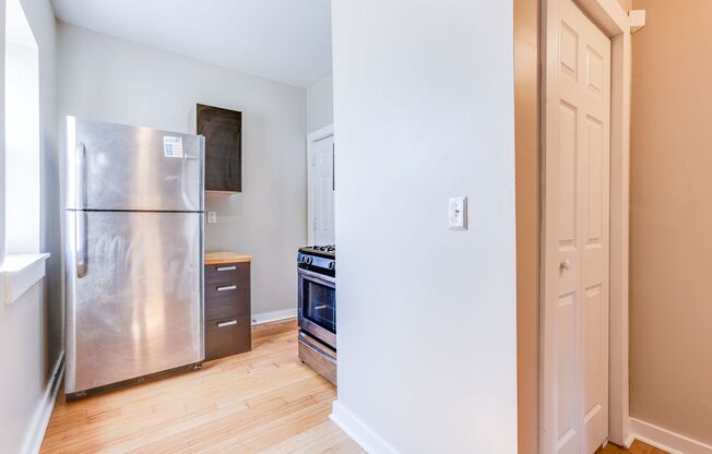 2 beds, 1 bath, $1,200, Unit Apt 2