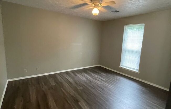 Cute 3 bed duplex in great Hermitage location!