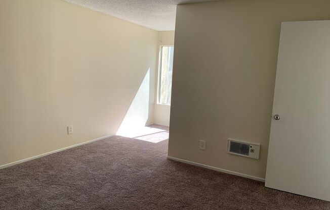 2 beds, 1 bath, 876 sqft, $2,595, Unit C210