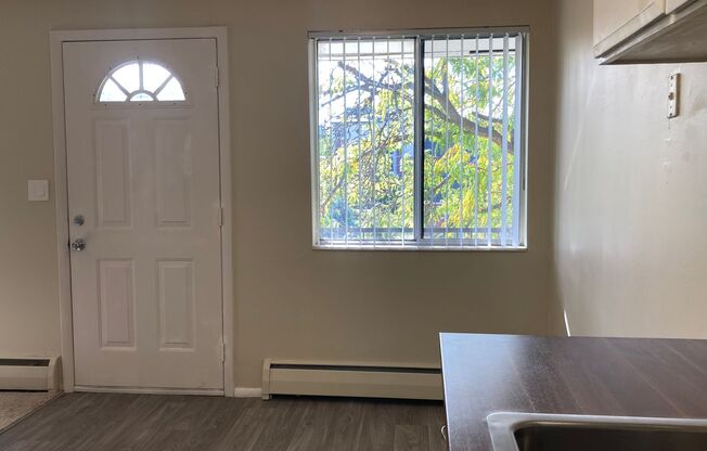 1 bed, 1 bath, 585 sqft, $1,129, Unit 9