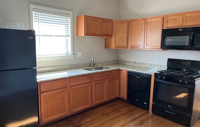 2 beds, 1 bath, 850 sqft, $1,650, Unit 2R