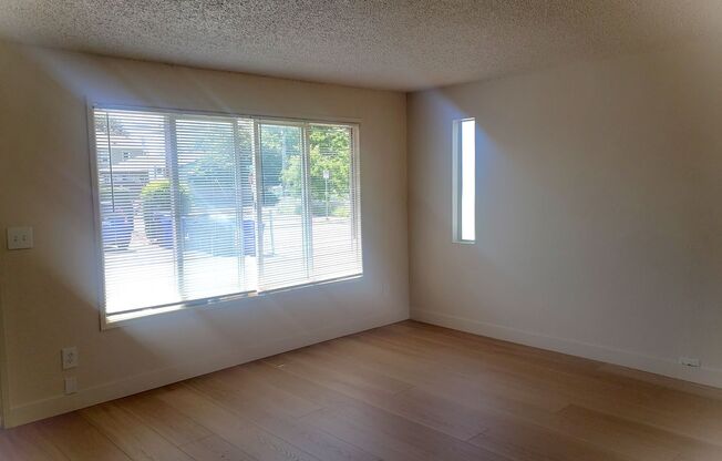 Updated Apartment with Backyard in SE Portland! W/S/T Included