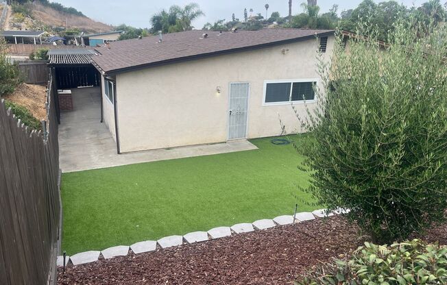 3bd/2ba Single Story Duplex with New Luxury Vinyl Plank!