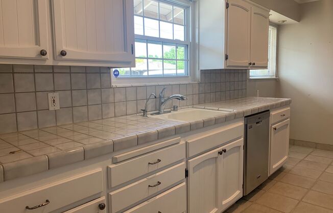 Spacious 3 Bedroom 2 Bath Home in Arden Arcade Mid-late November Move in !