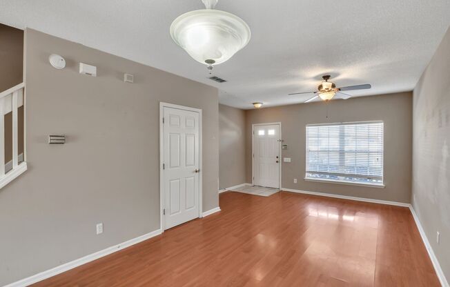 Great 2 bedroom/ 2 bathroom townhome 10 mins from the beach!
