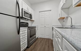 the preserve at ballantyne commons apartment kitchen