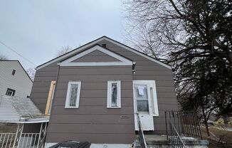 Cute 2 Bedroom Cottage!