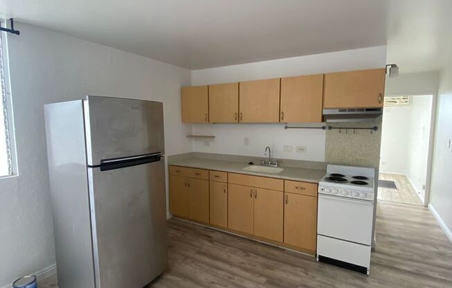 Convenient 1 Bedroom, 1 Bath, 1 Parking  Near Waikiki