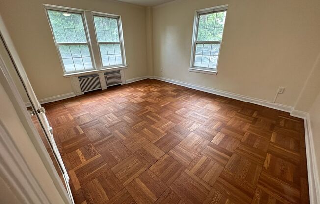 2 beds, 1 bath, 975 sqft, $1,800, Unit Royal York 114