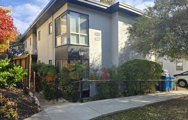 Beautifully Remodeled 2nd Floor Unit near downtown Martinez...