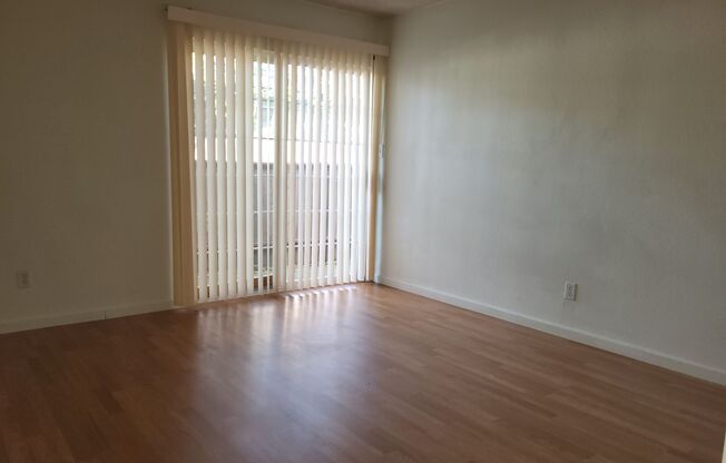 2 beds, 1 bath, 825 sqft, $1,600, Unit B