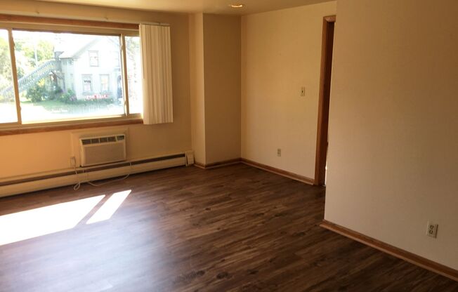 2 beds, 1 bath, 900 sqft, $895