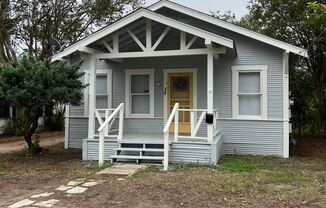 2/1 Cottage in Great Location!