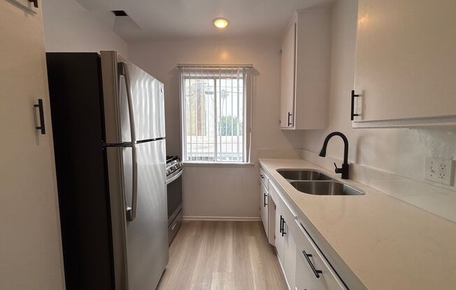 2 beds, 1 bath, 995 sqft, $1,898, Unit 09