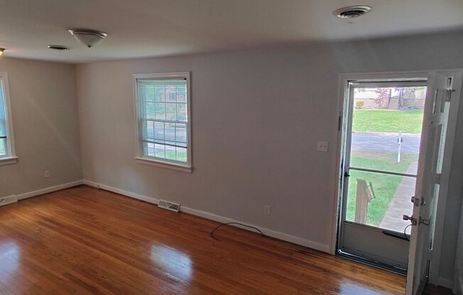 3 BR / 1 BA Cozy Cape in West End
