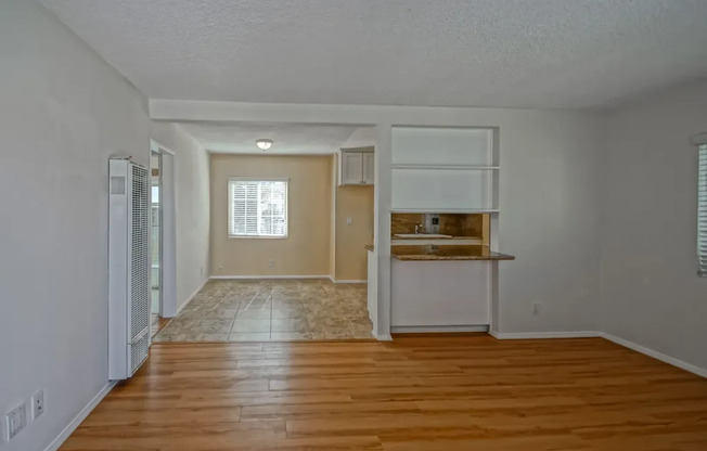 2 beds, 1 bath, $2,600, Unit B