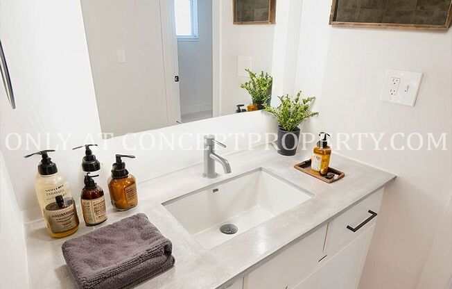 2 beds, 1 bath, 894 sqft, $1,599, Unit 07