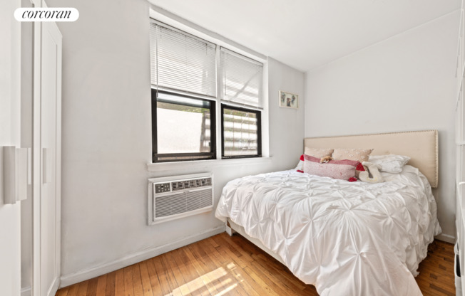 250 W 15 ST